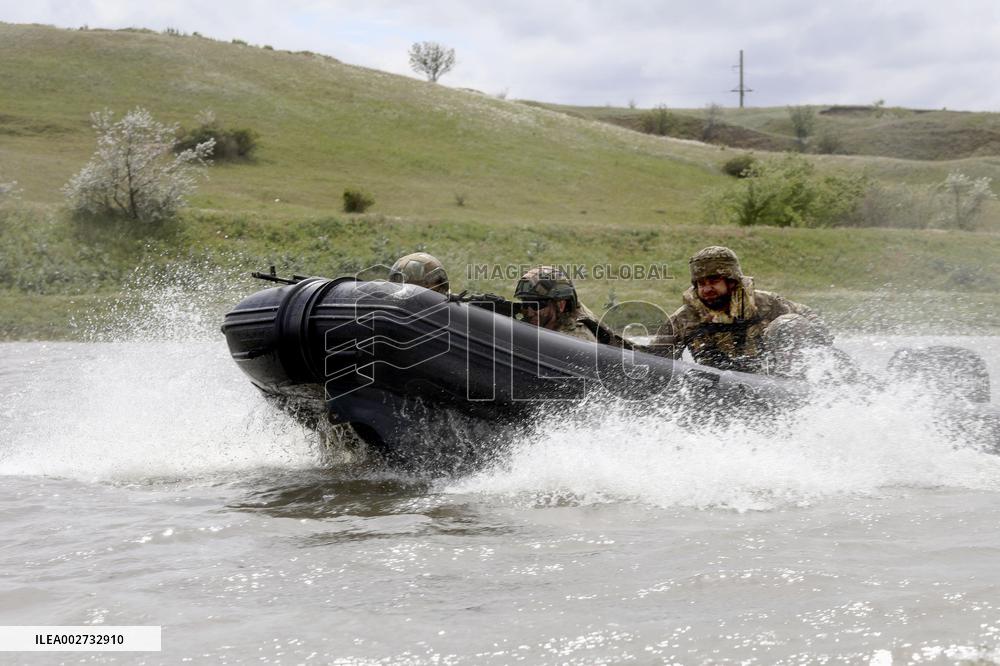 Training by Ukrainian soldiers