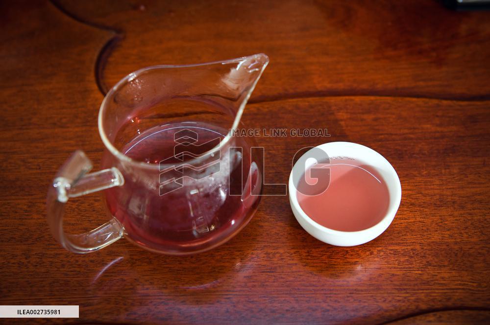 KENYA-TEA HARVEST-PURPLE TEA