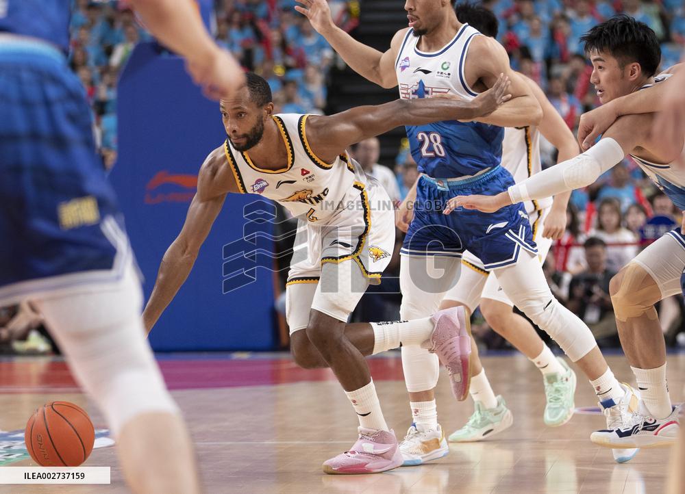 (SP)CHINA-URUMQI-BASKETBALL-CBA LEAGUE-XINJIANG VS LIAONING(CN)