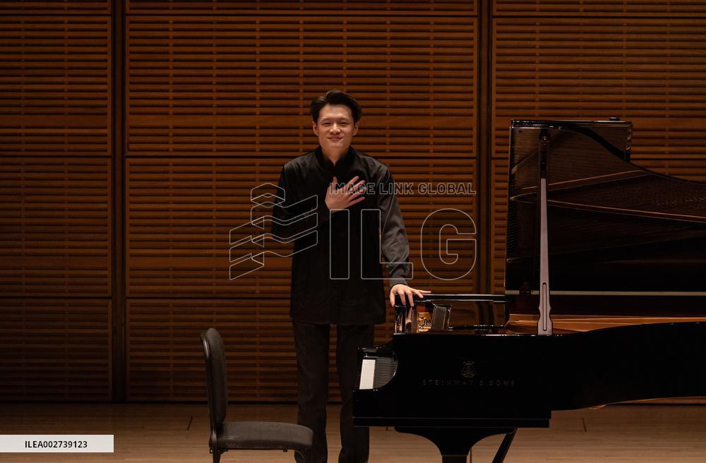 U.S.-NEW YORK-CARNEGIE HALL-CHINESE PIANIST-JU XIAOFU-DEBUT