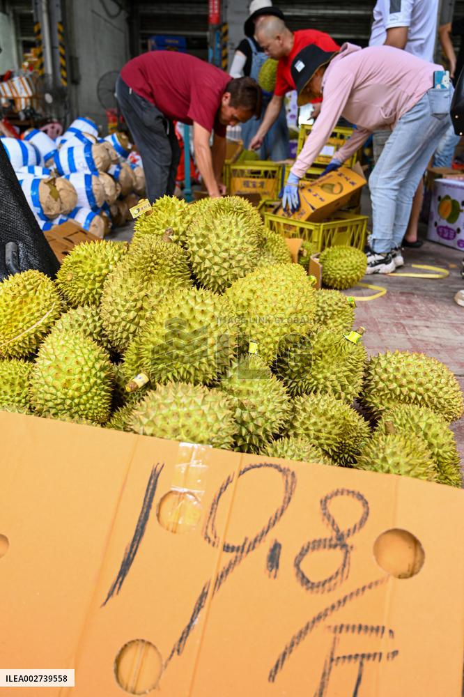 Citizens Buy Thailand Durian in Nanning