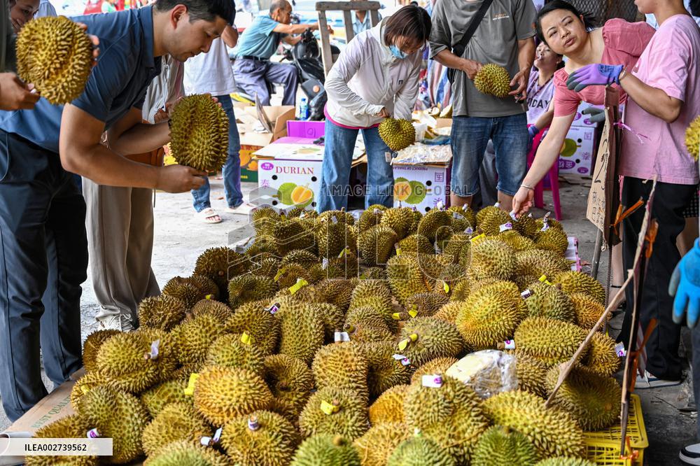 Citizens Buy Thailand Durian in Nanning