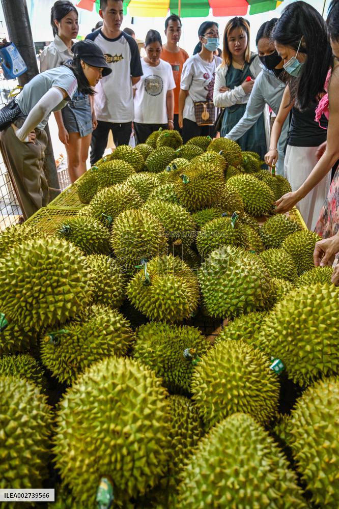 Citizens Buy Thailand Durian in Nanning