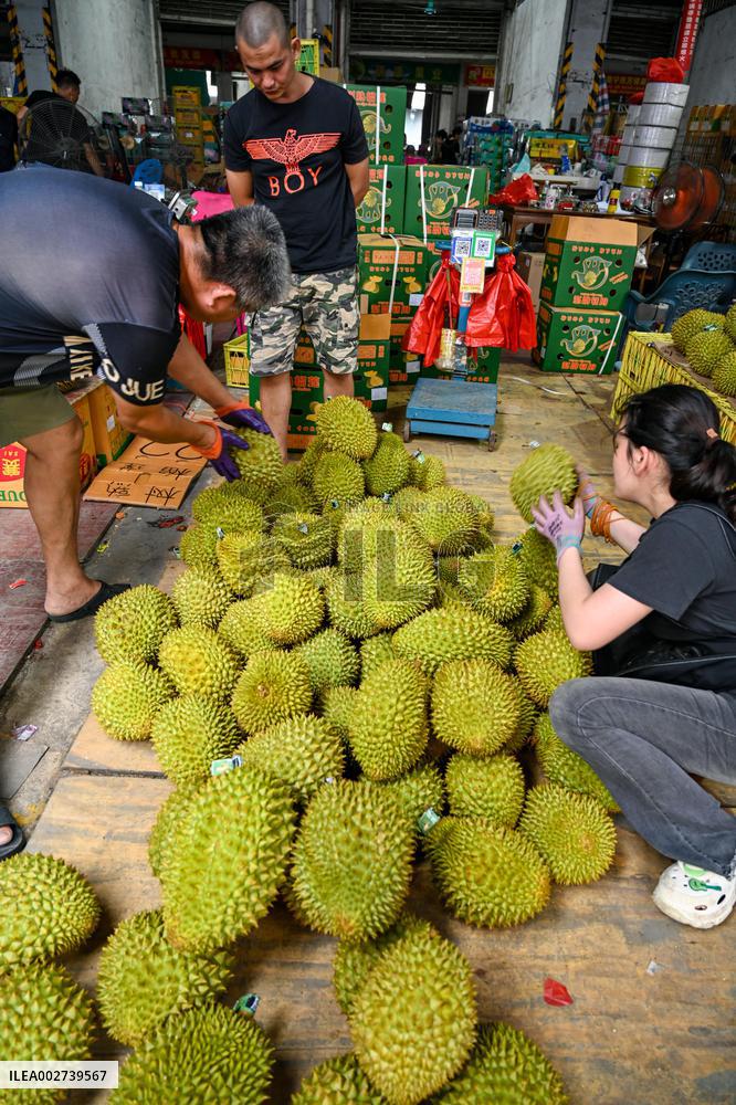 Citizens Buy Thailand Durian in Nanning