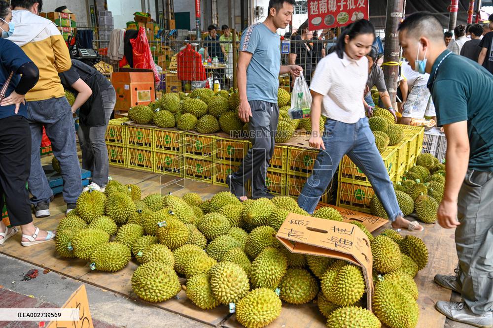 Citizens Buy Thailand Durian in Nanning