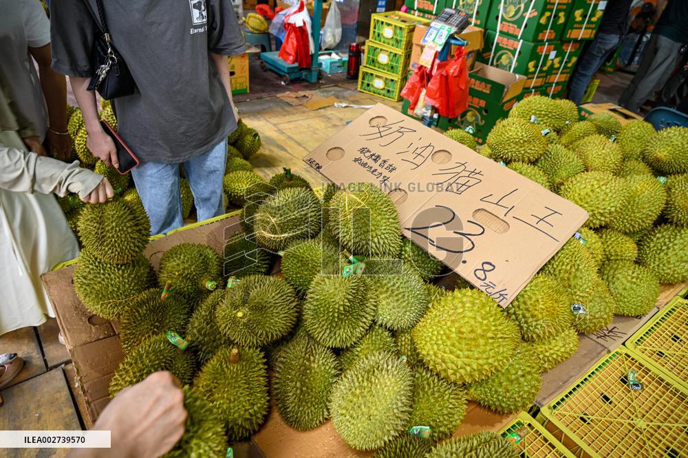 Citizens Buy Thailand Durian in Nanning