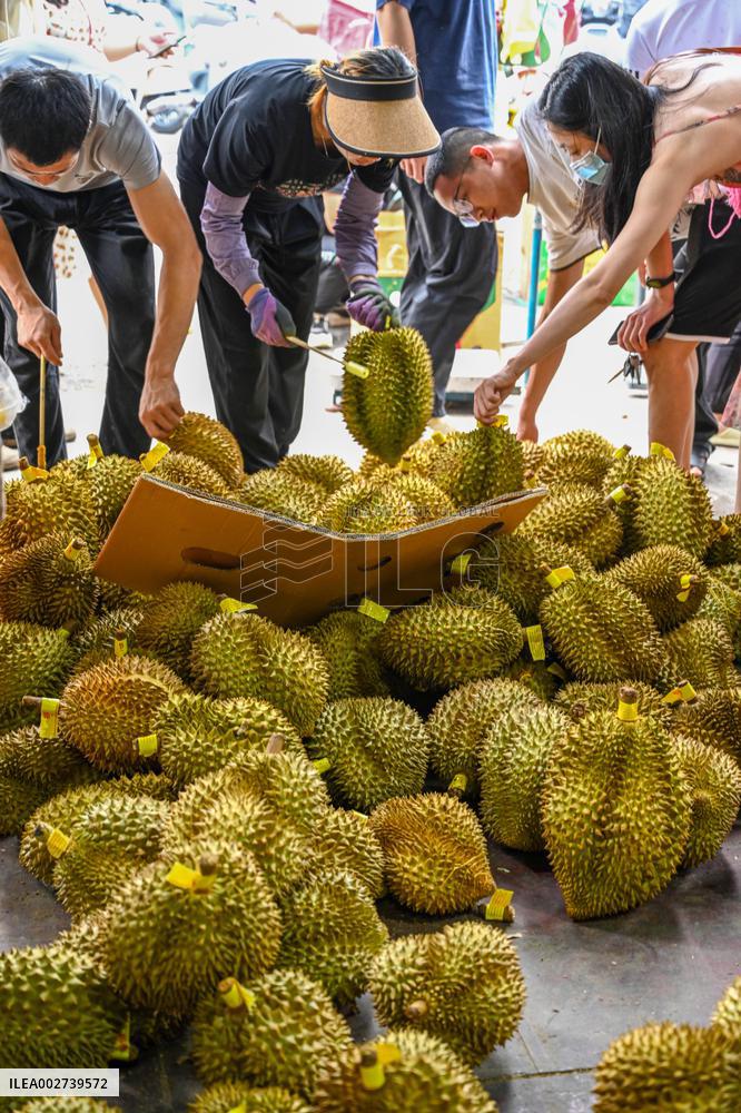 Citizens Buy Thailand Durian in Nanning
