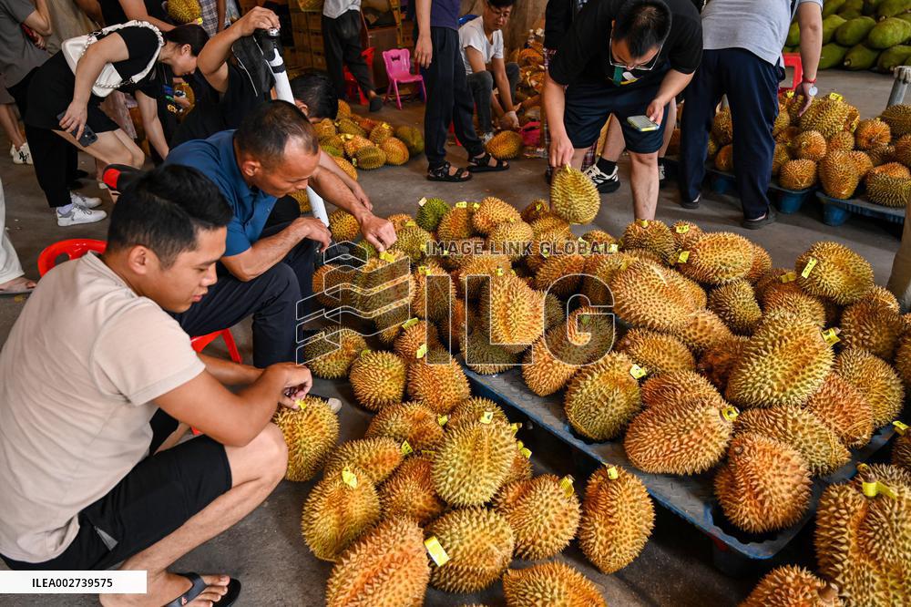 Citizens Buy Thailand Durian in Nanning