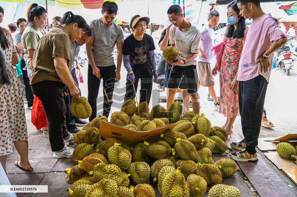 Citizens Buy Thailand Durian in Nanning