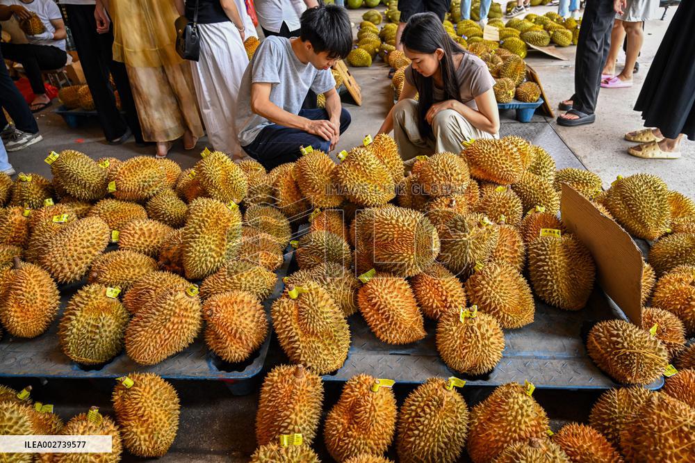 Citizens Buy Thailand Durian in Nanning