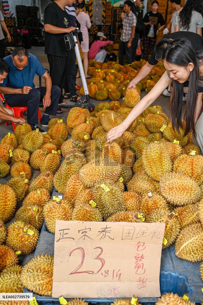 Citizens Buy Thailand Durian in Nanning