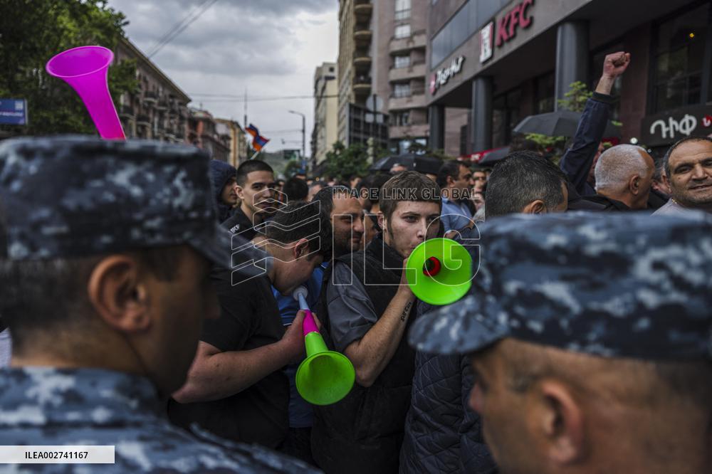 Thousands Protest Land Deal - Yerevan