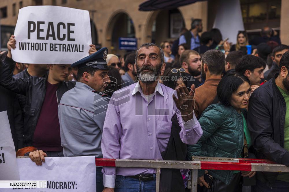 Thousands Protest Land Deal - Yerevan