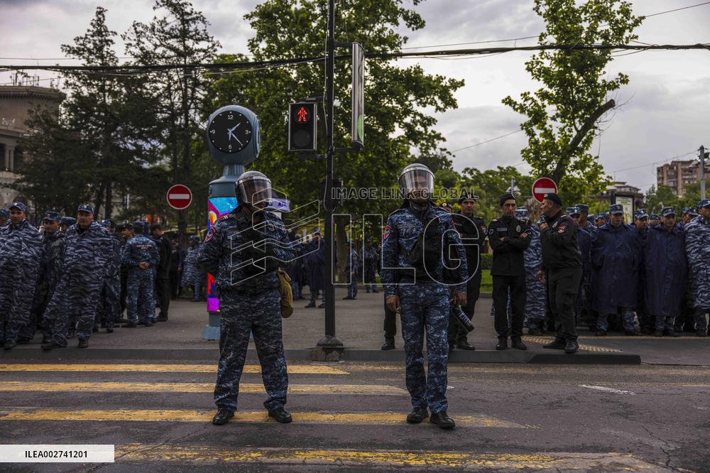 Thousands Protest Land Deal - Yerevan