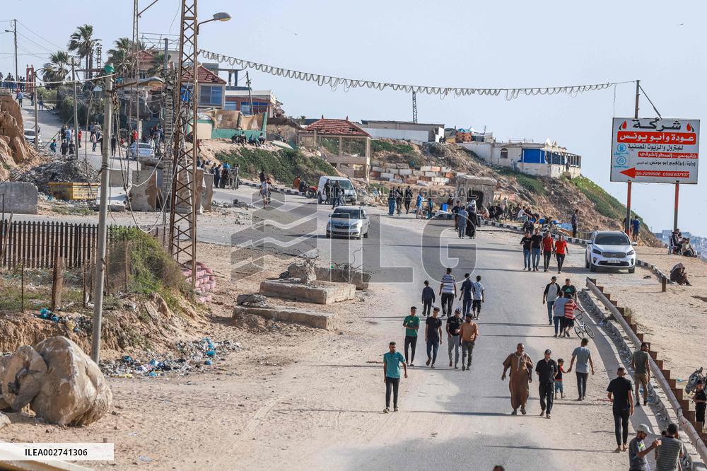 Humanitarian Aid Arrives Across New US Pier - Gaza