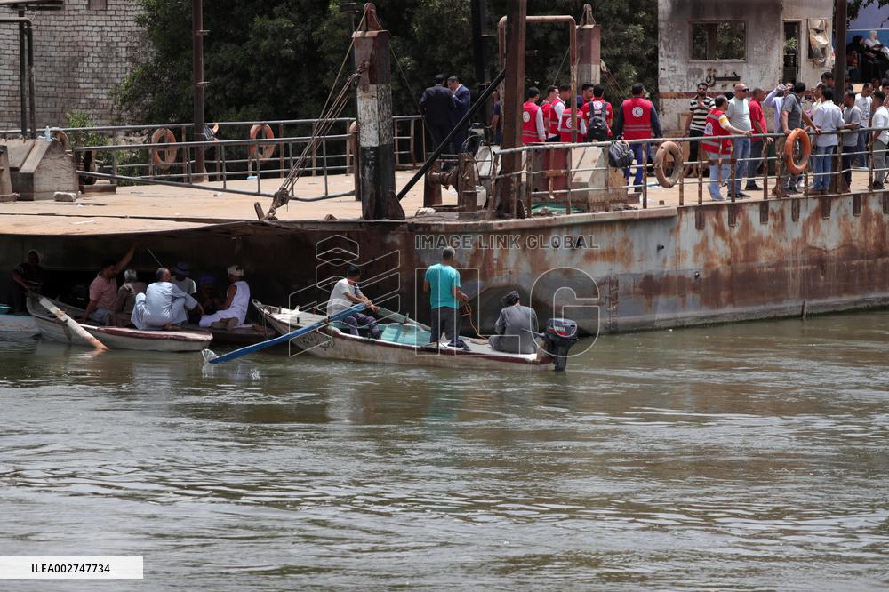 EGYPT-GIZA-MINIBUS-ACCIDENT-RESCUE