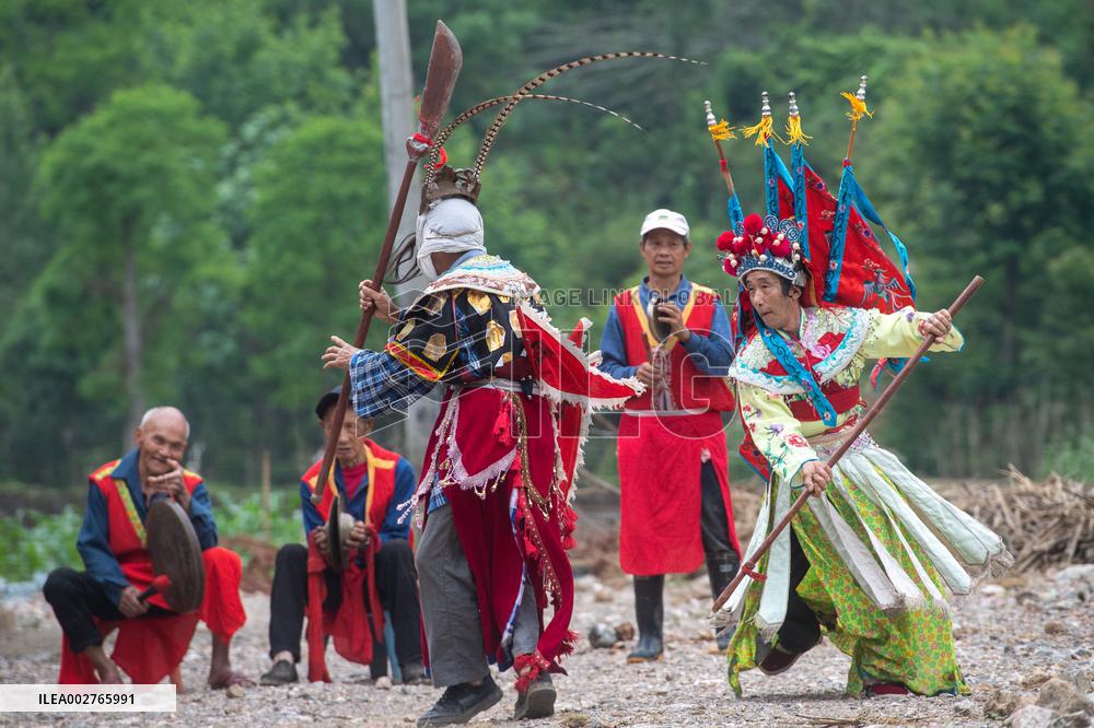 ChineseToday | Art rooted in paddy fields: Yangxi Opera artists in SW China's Chongqing