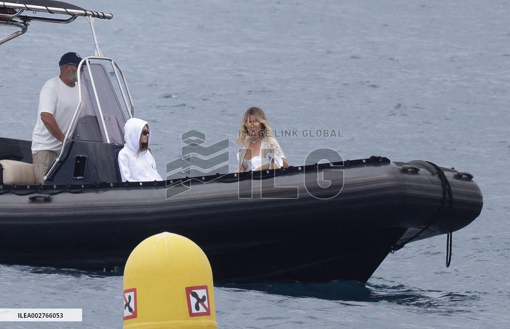 Heidi Klum And Leni Take A Boat Ride - Antibes