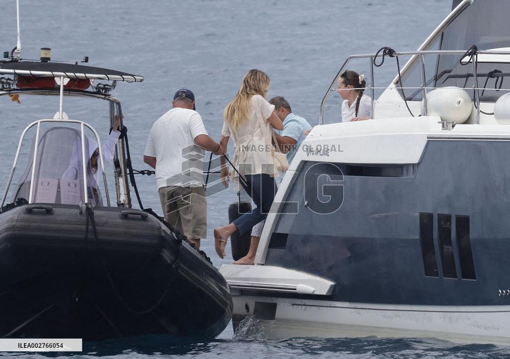 Heidi Klum And Leni Take A Boat Ride - Antibes