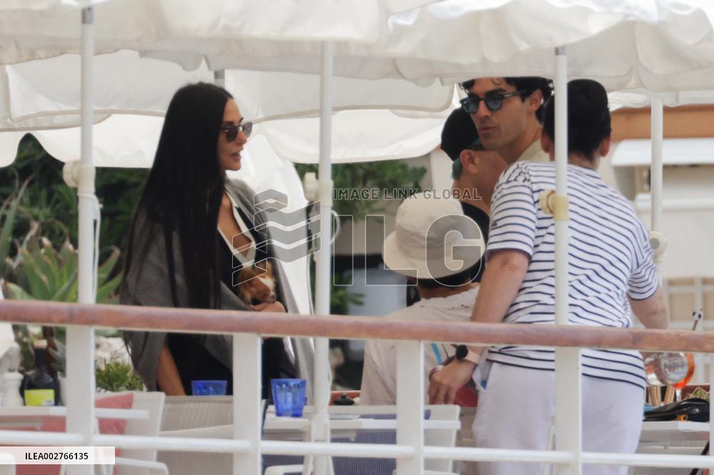 Demi Moore And Joe Jonas At Eden Roc - Antibes