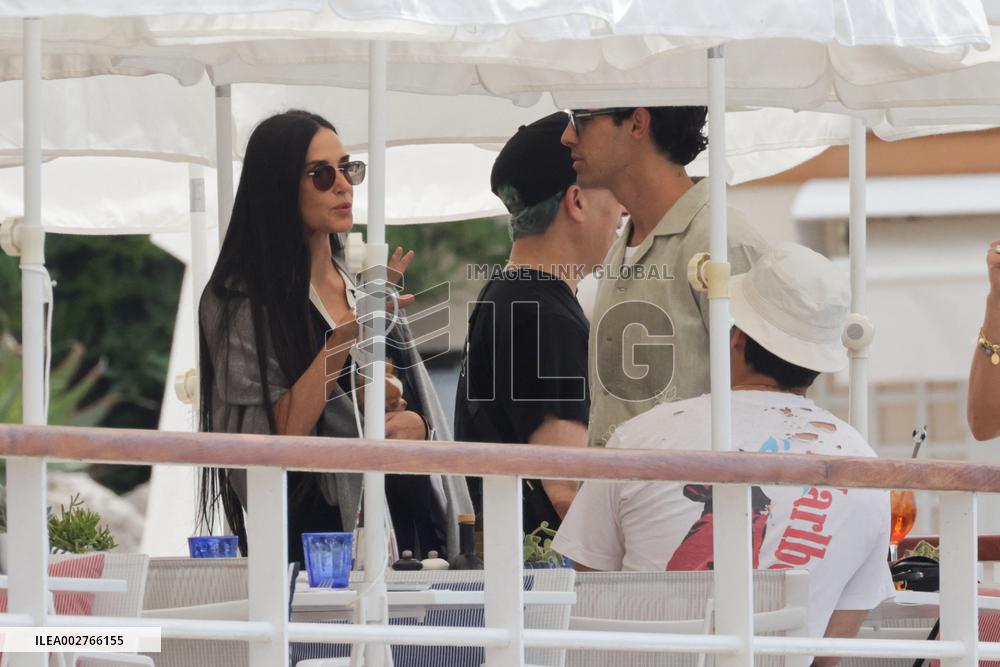 Demi Moore And Joe Jonas At Eden Roc - Antibes