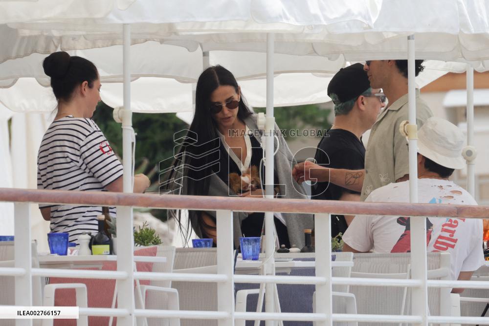 Demi Moore And Joe Jonas At Eden Roc - Antibes