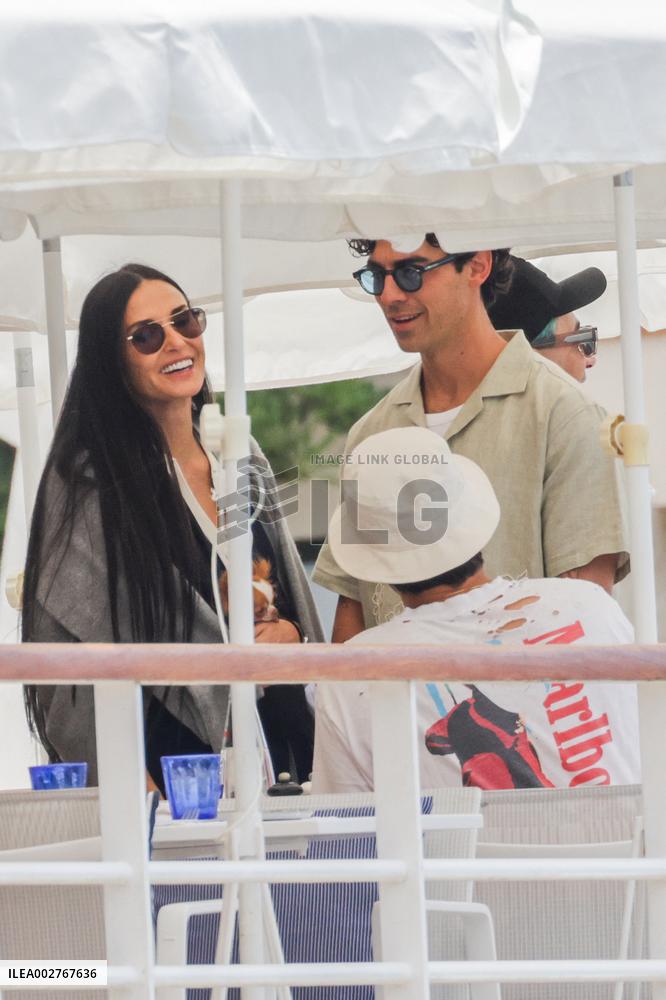 Demi Moore And Joe Jonas At Eden Roc - Antibes