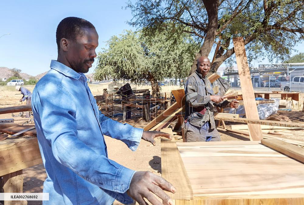 NAMIBIA-WINDHOEK-WOOD CARVING MARKET