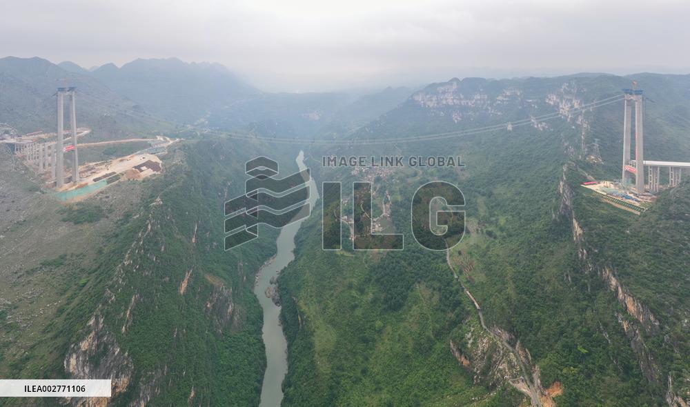 Huajiang Canyon Bridge Construction in Qianxinan
