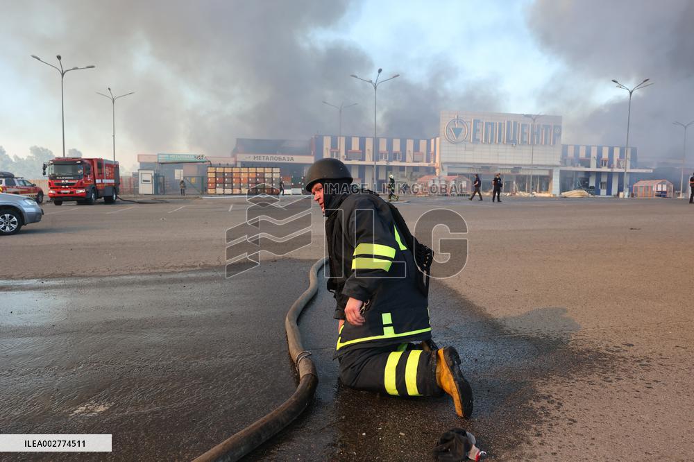 Russia hits Kharkiv supermarket with two glide bombsRussia hits Kharkiv supermarket with two glide bombs