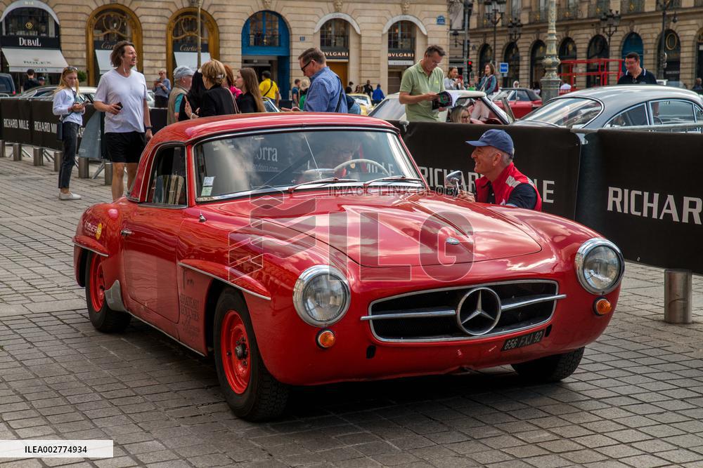 Final preparations before departure of Rallye des Princesses - Paris