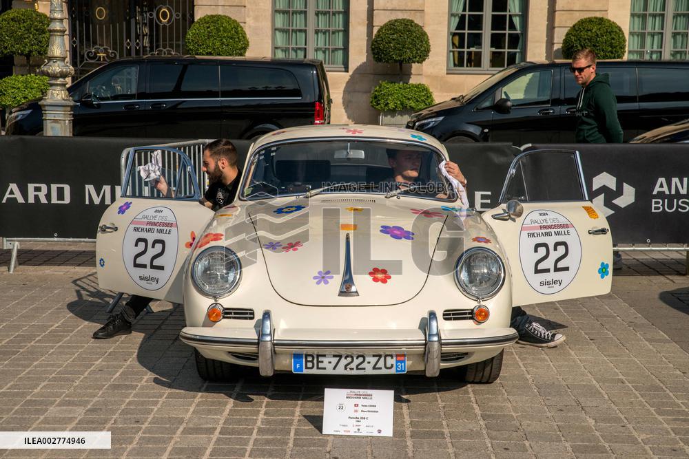 Final preparations before departure of Rallye des Princesses - Paris