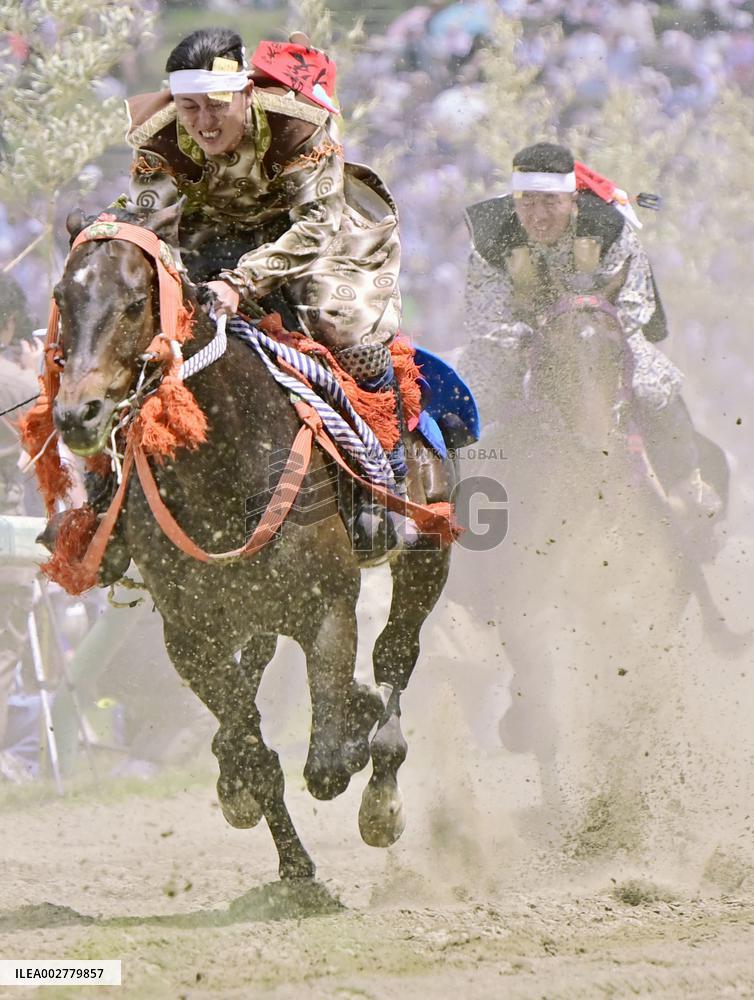 Armored warriors compete in horse race