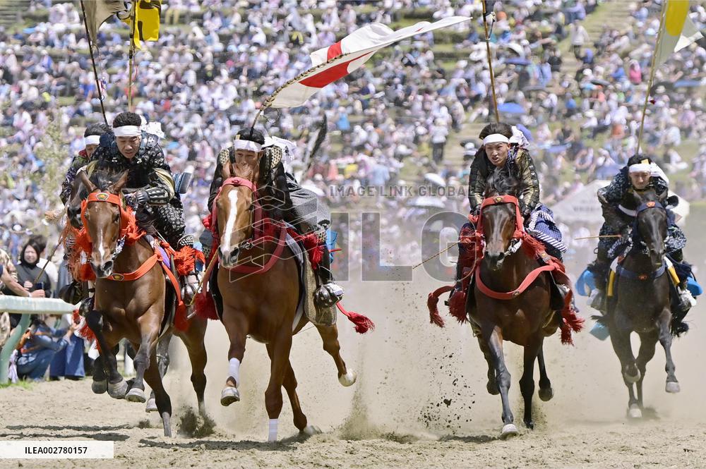 Armored warriors compete in horse race