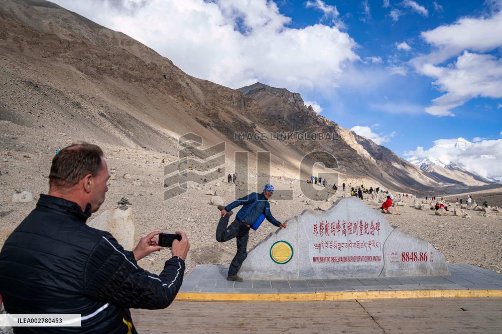 (InXizang)CHINA-XIZANG-MT. QOMOLANGMA-TOURISM SEASON (CN)