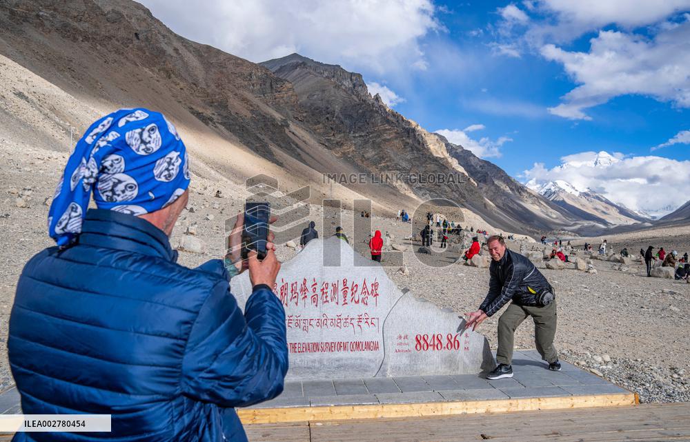 (InXizang)CHINA-XIZANG-MT. QOMOLANGMA-TOURISM SEASON (CN)