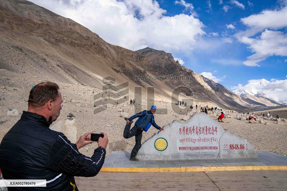(InXizang)CHINA-XIZANG-MT. QOMOLANGMA-TOURISM SEASON (CN)