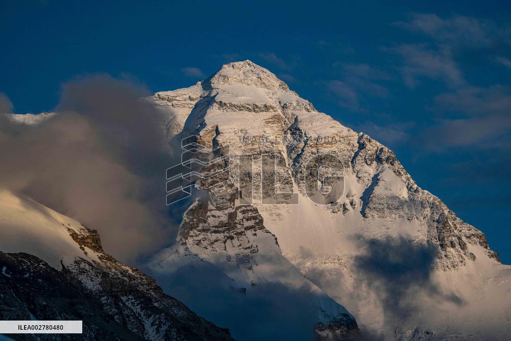 (InXizang)CHINA-XIZANG-MT. QOMOLANGMA-TOURISM SEASON (CN)