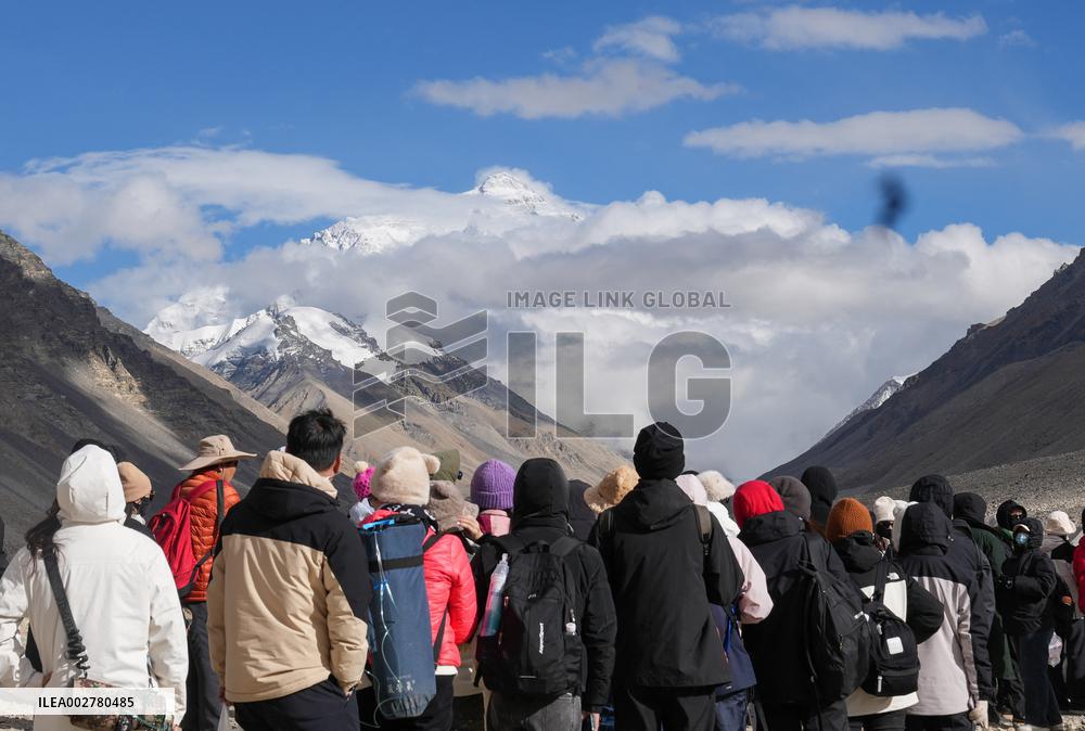 (InXizang)CHINA-XIZANG-MT. QOMOLANGMA-TOURISM SEASON (CN)