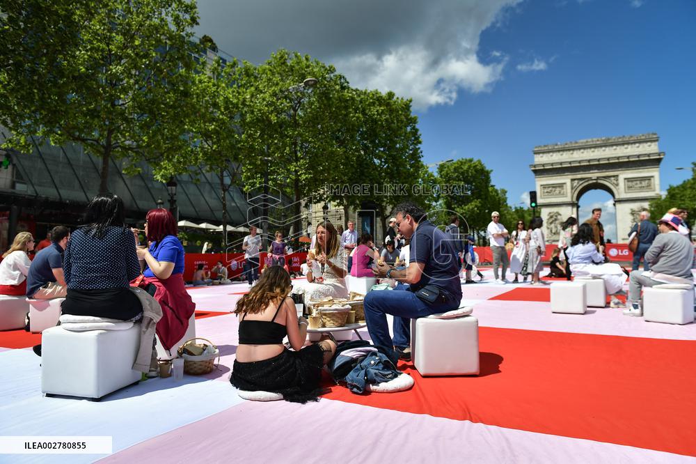Grand picnic on the Champs-Elysees in Paris FA