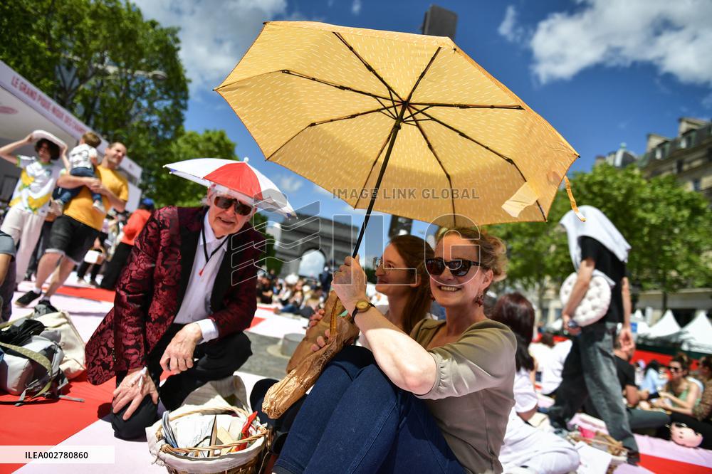 Grand picnic on the Champs-Elysees in Paris FA