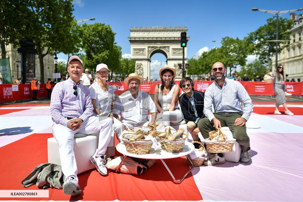 Grand picnic on the Champs-Elysees in Paris FA
