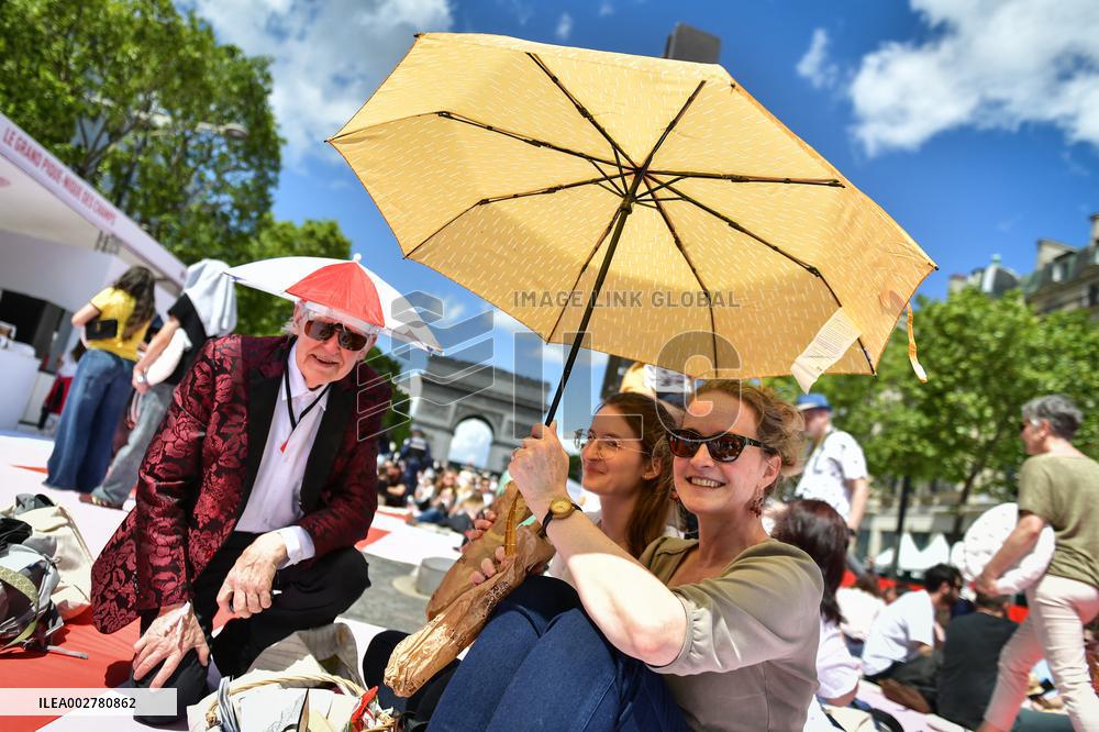 Grand picnic on the Champs-Elysees in Paris FA