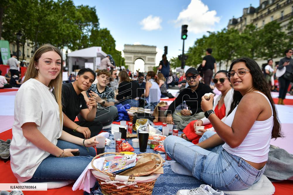Grand picnic on the Champs-Elysees in Paris FA