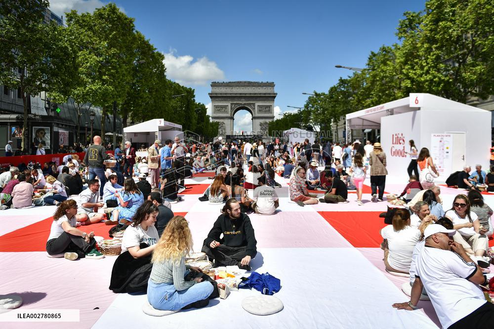 Grand picnic on the Champs-Elysees in Paris FA
