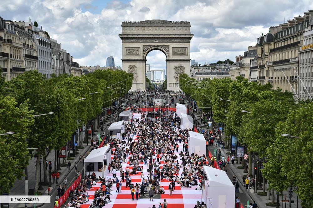 Grand picnic on the Champs-Elysees in Paris FA