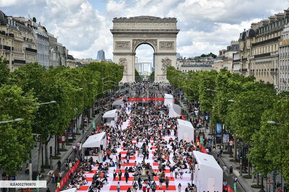 Grand picnic on the Champs-Elysees in Paris FA