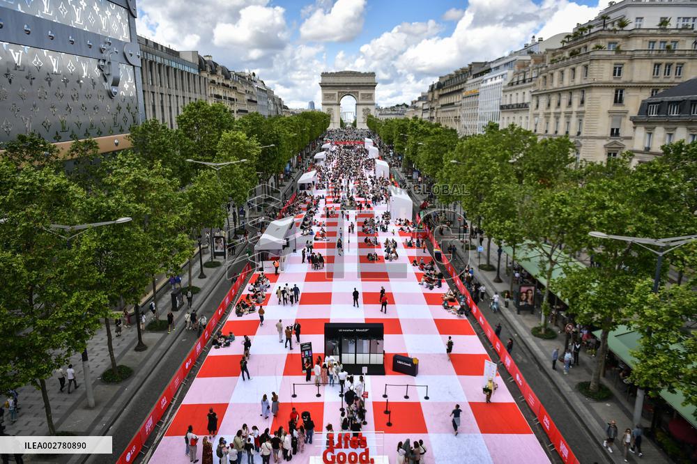 Grand picnic on the Champs-Elysees in Paris FA