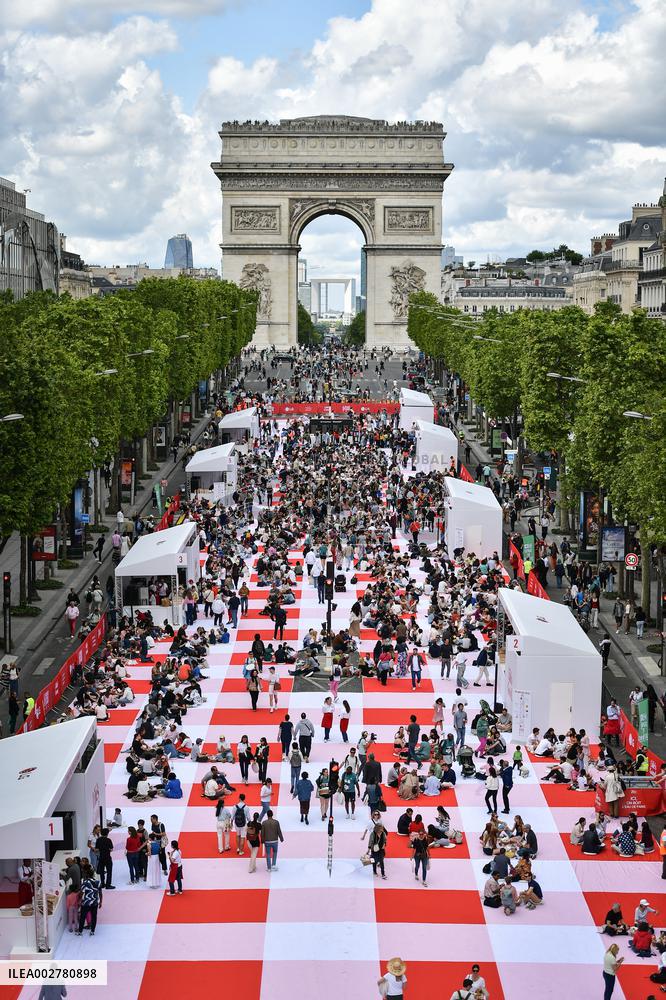 Grand picnic on the Champs-Elysees in Paris FA