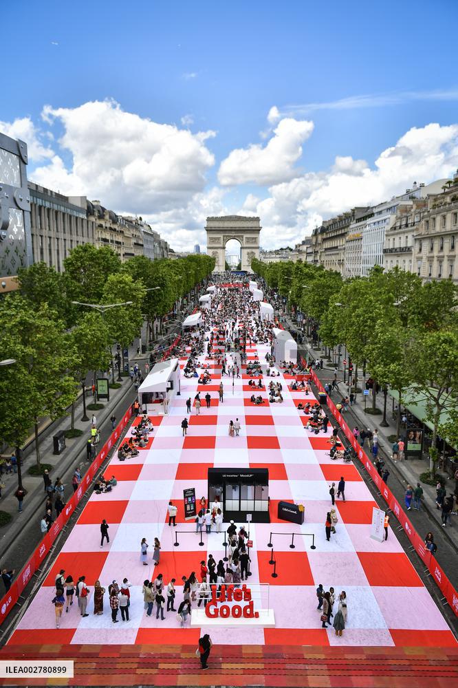Grand picnic on the Champs-Elysees in Paris FA